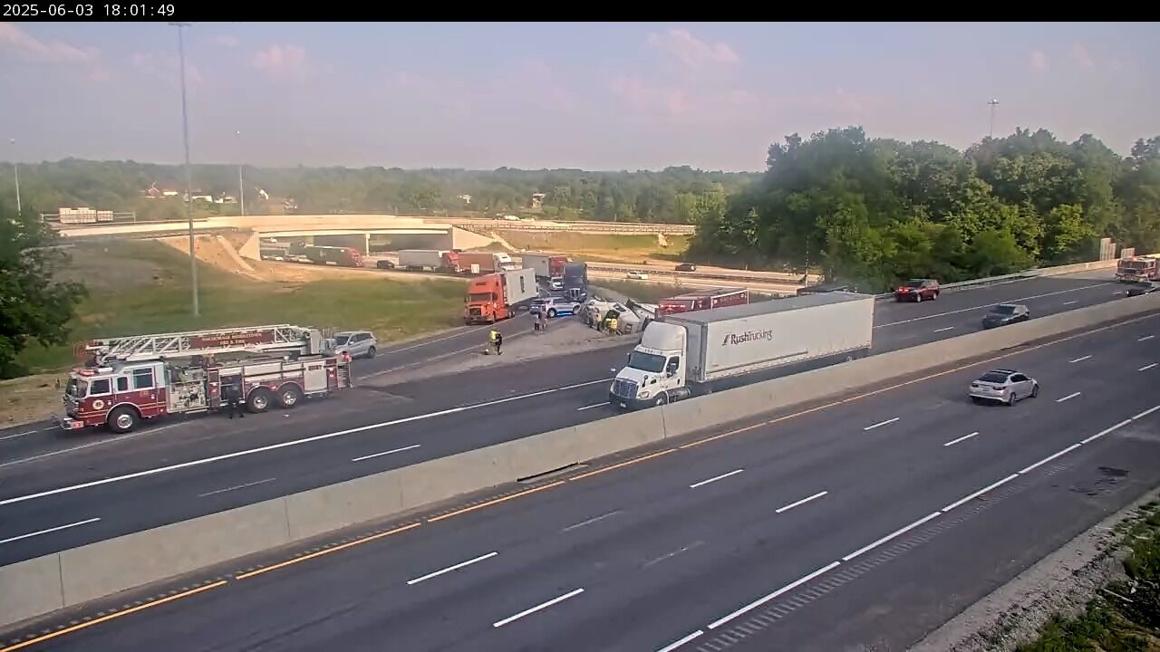 I-64 ramp to Gene Snyder Freeway closed due to semi rollover